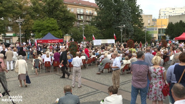 Około 250 osób zgromadziło się w niedzielę wieczorem na placu Lotników w Szczecinie, by wspólnie śpiewać patriotyczne pieśni.