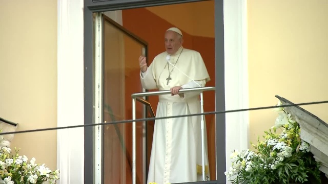 Papież Franciszek pożegnał się z wiernymi w Krakowie. Po raz ostatni podczas Światowych Dni Młodzieży, które kończą się w niedzielę, pozdrowił pielgrzymów z okna papieskiego przy ul. Franciszkańskiej 3.