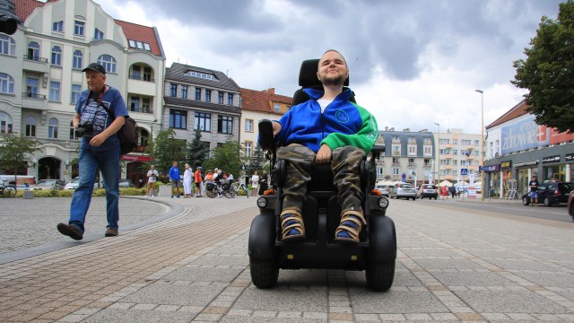 900 kilometrów z północy na południe Polski chce przejechać na wózku inwalidzkim Bartłomiej Rzońca. 23-latek cierpi na dystrofię mięśniową, czyli postępujący zanik mięśni.