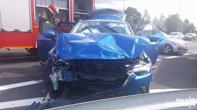 Dwa samochody osobowe - skoda i mazda - zderzyły się na drodze krajowej nr 6 na obwodnicy Karlina. Do wypadku doszło w poniedziałek przed godz. 16.