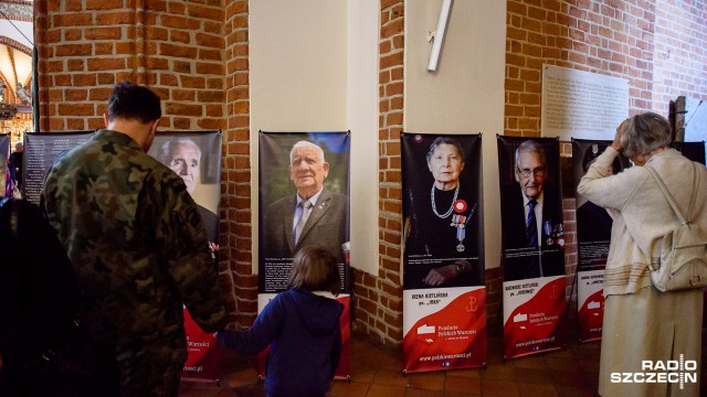 Szczecińskie Oblicza Powstania Warszawskiego - to tytuł wystawy, którą od poniedziałku można oglądać w szczecińskiej katedrze. Ekspozycja składa się z 20 plansz przedstawiających zdjęcia i krótkie biogramy żyjących w stolicy Pomorza Zachodniego powstańców warszawskich.