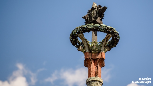 Miasto podjęło już decyzję, że chce przenieść Kolumnę Zwycięstwa z centrum Stargardu na wojskowy cmentarz. Akcję wstrzymało, bo jeden z mieszkańców wysłał 11-stronnicowe pismo w którym przekonuje, że samorząd nie ma prawa usuwać pomnika czczącego Armię Czerwoną.