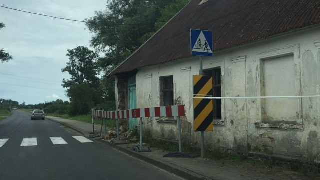 Stary, opuszczony dom zagraża bezpieczeństwu kierowców jadących do Międzywodzia. Do nieruchomości jednak nikt się nie przyznaje i prawdopodobnie w ramach ćwiczeń zburzą ją strażacy.
