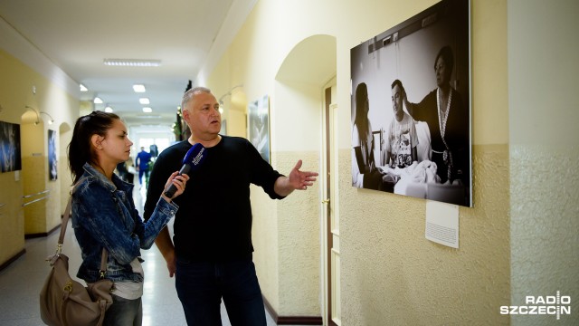 Zdjęcia chirurgów przy stole operacyjnym, pacjentów po przeszczepach czy przedstawiające moment pobrania nerki - takie fotografie znalazły się na wystawie, którą od wtorku można oglądać w holu szczecińskiego magistratu.