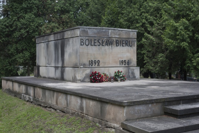 Napisy kat i bandyta pojawiły się na nagrobku Bolesława Bieruta na warszawskich Powązkach. Obok nich namalowano także czerwone gwiazdy.