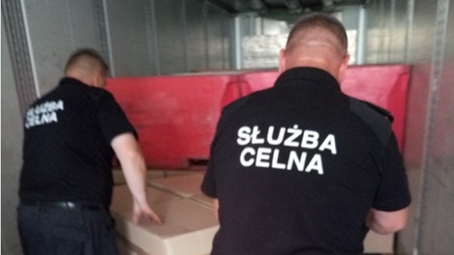 Przemyt prawie 1,5 mln sztuk papierosów bez akcyzy udaremnili w Świnoujściu celnicy. Papierosy były ukryte w ciężarówce, pod skrzyniami na ryby.