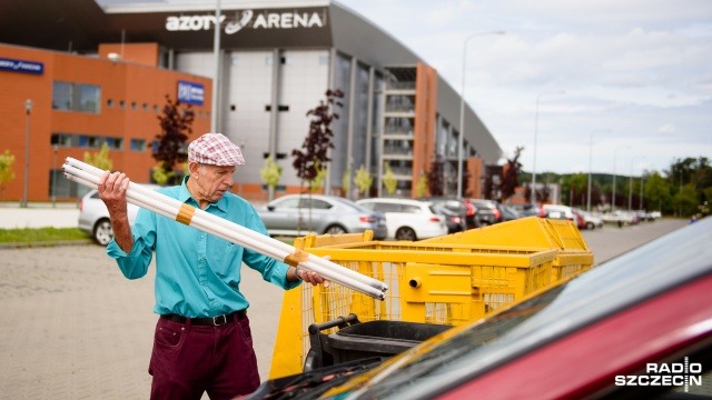 Zużyte baterie, żarówki, ale też niedziałające odkurzacze czy mikrofalówki można w środę przynosić na parking przy hali Azoty Arena. Trwa tam zbiórka elektroodpadów w ramach akcji Cycling-Recycling.