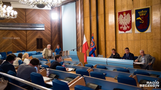 O połowę, czyli o ponad 130 ulic chcą rozszerzyć Strefę Płatnego Parkowania szczecińscy urzędnicy. W czwartek, w ramach konsultacji społecznych, odbyło się spotkanie w tej sprawie. Według miasta mieszkańcy, których ulice graniczą ze strefą, chcą jej poszerzenia. Teraz pod ich domami parkują osoby unikające opłat.