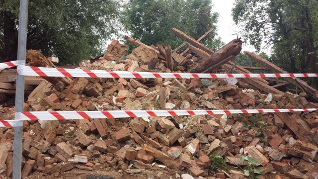 Dom w Jarzębowie, który zagrażał bezpieczeństwu na trasie Wolin-Międzywodzie w piątek został zburzony.