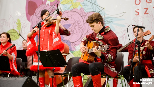 Muzycy z Syberii wystąpili na szczecińskiej Różance. Koncert 16-osobowej orkiestry Heliosis-Słoneczne Marzenia odbył się w piątek wieczorem w ramach projektu Różany Ogród Sztuki.