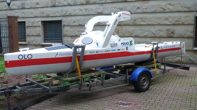 Siedmiometrowy kajak Aleksandra Doby w piątek nad ranem przyjechał do stolicy Pomorza Zachodniego. Wcześniej został przetransportowany w kontenerze z Nowego Jorku do portu w Gdyni.