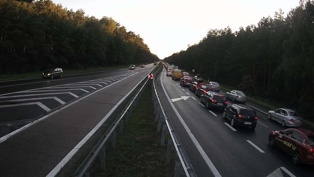 Około godziny 18 węźle w Rzęśnicy doszło do zderzenia czterech samochodów osobowych. O godzinie 20 korek ma 10 kilometrów - informują słuchacze.