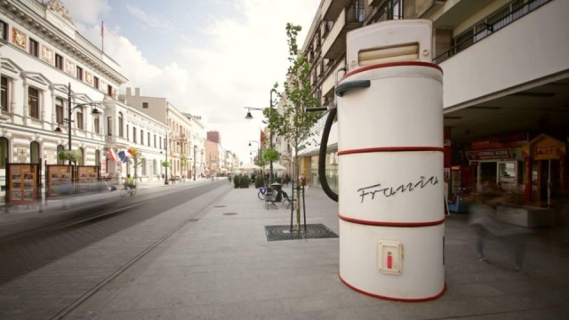 Przedmioty z PRL-u w powiększeniu. Szczeciński artysta Lump przerobił w Łodzi sześć słupów plakatowych na kultowe rzeczy symbolizujące i kojarzące się z poprzednim ustrojem.