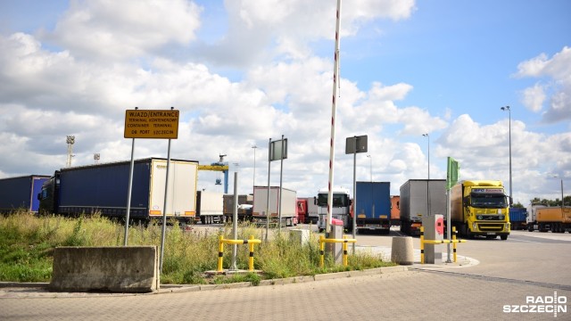Wszystkie ciężarówki ze zbożem, które czekają przed elewatorem Ewa, w środę zostaną rozładowane - zapewniają władze spółki Szczecin Bulk Terminal.