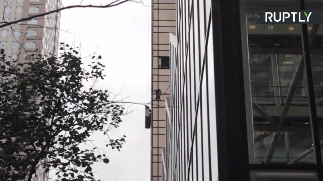 20-latek z Wirginii wspinał się, bez specjalnych zabezpieczeń, na nowojorski budynek Trump Tower. Zdarzenie miało miejsce w środowy wieczór. Najważniejsze amerykańskie stacje telewizyjne przerwały swoje programy i relacjonowały na żywo to wydarzenie.