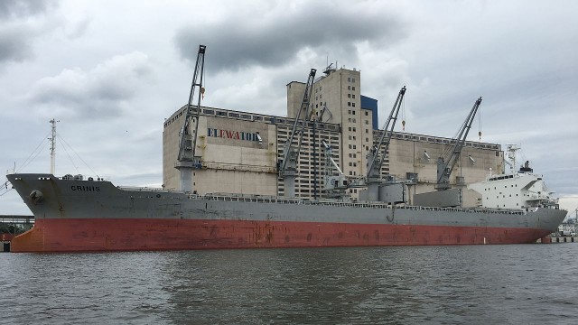 167-metrowy masowiec zacumował przy nabrzeżu zbożowym elewatora Ewa w Szczecinie. To pierwszy przeładunek zboża po remoncie elewatora.