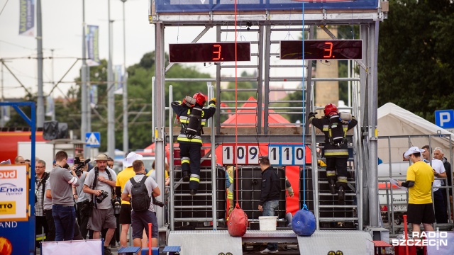 Blisko 300 strażaków z dziewięciu państw rywalizuje u stóp szczecińskich Wałów Chrobrego. Trwa tam szósta edycja zmagań - Firefighter Combat Challange.