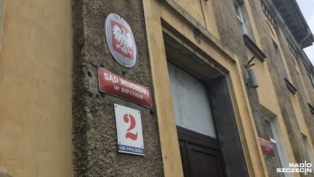 Zakończyła się akcja antyterrorystów w Gryfinie. Pracownicy zostali ewakuowani po tym, jak do gmachu dotarła paczka bez podanego nadawcy.