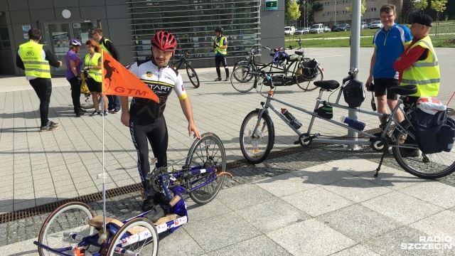 Okazja do spróbowania swoich sił w jeździe na nietypowym rowerze i pomocy innym. Przed halą Azoty Arena ruszyły Szczecińskie Spotkania Tandemowe.