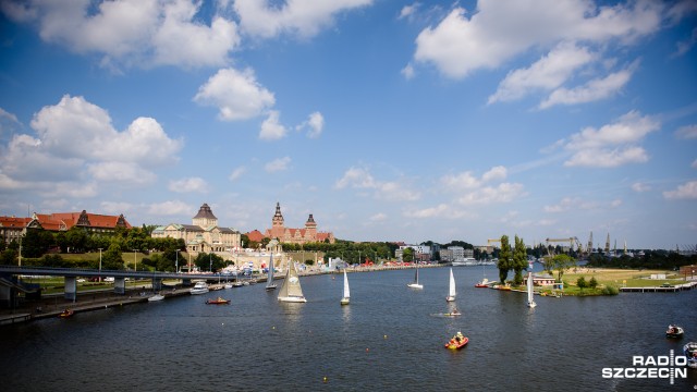 Regaty Baltic Polonez Cup Race 2016 rozpoczęte. Pierwsze Morskie Żeglarskie Mistrzostwa Polski Żeglarzy Samotników i Załóg Dwuosobowych zainaugurowały wyścigi krótkie rozegrane w sobotę na Odrze w Szczecinie przy okazji festiwalu fajerwerków Pyromagic.
