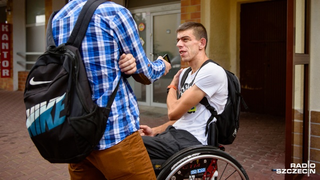 Policjant użył broni bezpodstawnie - twierdzi Marcin Olszewski. Sześć lat temu postrzelił go ten sam funkcjonariusz, który w piątek w trakcie interwencji śmiertelnie postrzelił kierowcę w szczecińskich Podjuchach. Okoliczności były podobne, z tym że sześć lat temu strzał nie był śmiertelny. Kula przerwała rdzeń kręgowy i od tamtej pory Olszewski jeździ na wózku inwalidzkim.
