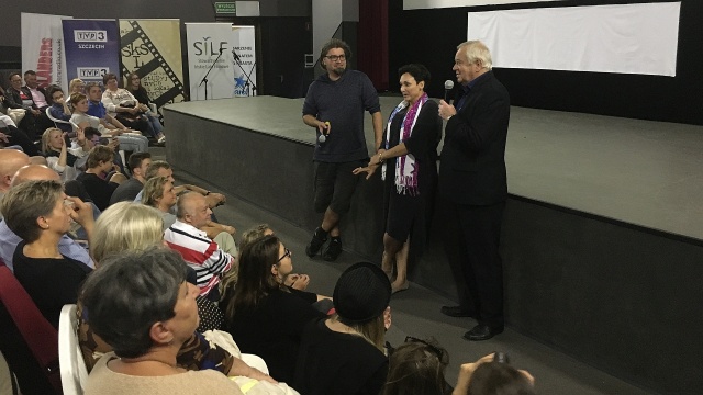 Wieczorny seans najnowszego filmu Kingi Dębskiej Moje córki krowy zgromadził nadkomplet widzów. Wszyscy też chcieli po projekcji rozmawiać z jego twórcami i odtwórcą jednej z głównych ról Marianem Dziędzielem.