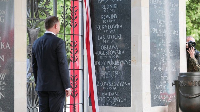 Prezydent Andrzej Duda odsłonił tablicę poświęconą Żołnierzom Wyklętym na jednym z filarów Grobu Nieznanego Żołnierza w Warszawie.