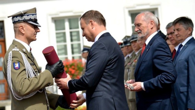Nominację dla dowódcy 12 SDZ wręczył podczas uroczystych obchodów Święta Wojska Polskiego w Warszawie prezydent Andrzej Duda.