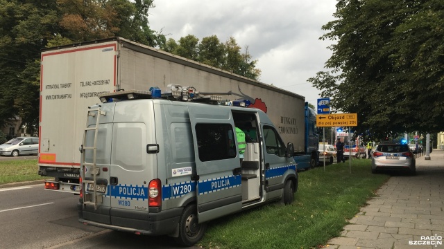 Kolizja ciężarówki z taksówką na placu Szarych Szeregów w Szczecinie.