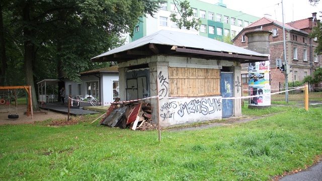 Poniemiecka wiata tramwajowa przy skrzyżowaniu alei Wojska Polskiego z ulicą Ostrawicką w Szczecinie doczeka się remontu. Pusta i zaniedbana stoi od ponad 20 lat.