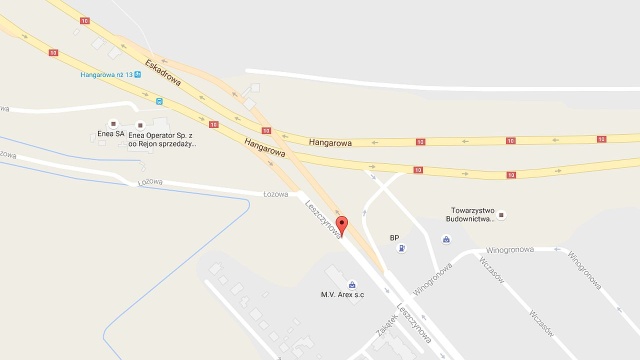 Przy zjeździe z ulicy Leszczynowej zderzyły się trzy samochody, jedna osoba jest ranna.