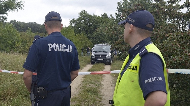 Według naszych informacji funkcjonariusz do momentu przyjazdu radiowozów i karetki był na miejscu zdarzenia sam.