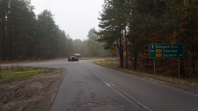Chociwelka, czyli droga wojewódzka nr 142 łącząca autostradę A6 z krajową 20 na całej swojej długości będzie miała nową, asfaltową nawierzchnię.