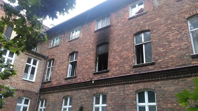 Pożar w mieszkaniu na pierwszym piętrze kamienicy przy ul. Wawrzyniaka w Szczecinie ugasili w nocy strażacy.
