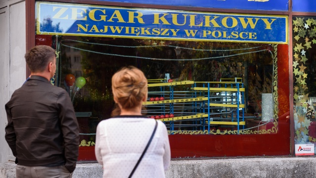 Turyści z całego świata przyjeżdżają oglądać największy kulkowy zegar w Polsce.