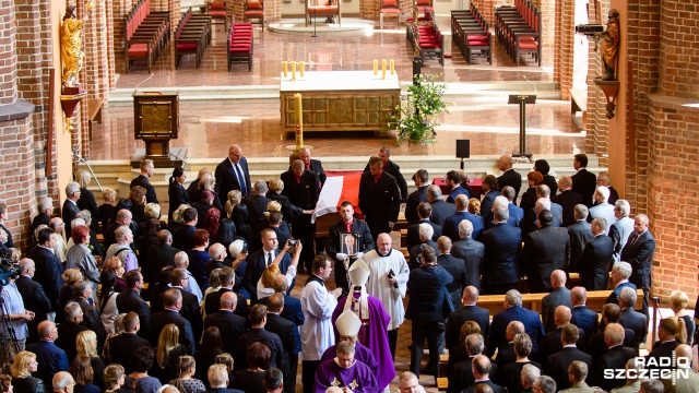 W katedrze są: premier Beata Szydło, szef MSWiA Mariusz Błaszczak, minister rodziny Elżbieta Rafalska, minister gospodarki morskiej Marek Gróbarczyk oraz prezes PiS Jarosław Kaczyński, parlamentarzyści, wicewojewoda Marek Subocz oraz prezydent Szczecina Piotr Krzystek.