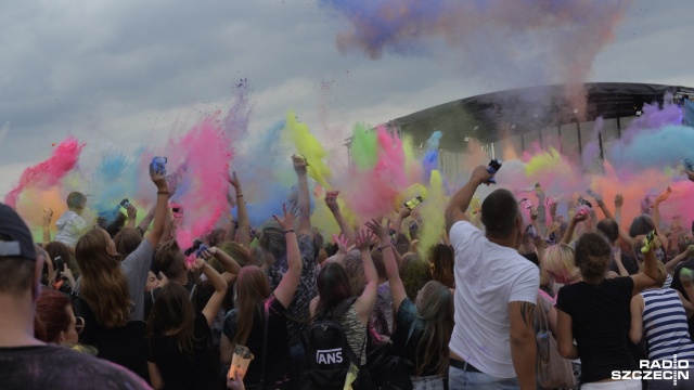 Koncerty, tańce i wszystkie możliwe barwy tęczy - na szczecińskiej Łasztowni trwa festiwal kolorów.