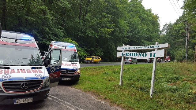 W okolicach miejscowości Czarnkowie, w powiecie świdwińskim, na drodze wojewódzkiej 163 czołowo zderzyły się dwa auta osobowe.
