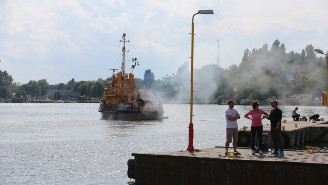 Wyciek ropy w świnoujskim kanale portowym. Unoszącą się na wodzie plamę zabezpieczyły zaporami portowe służby.