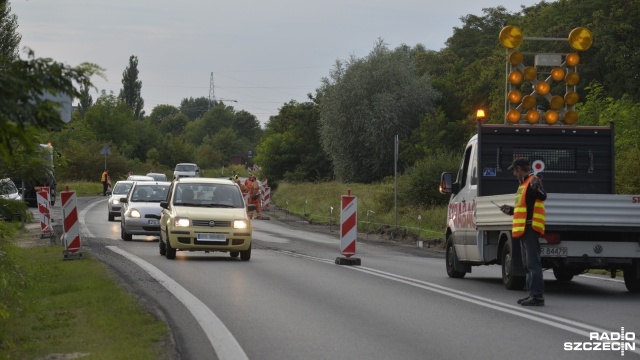 Zaczynają się utrudnienia drogowe na ul. Floriana Krygiera w Szczecinie. W poniedziałek o godz. 18 wjechał tam ciężki sprzęt. Robotnicy zrywają stary asfalt.
