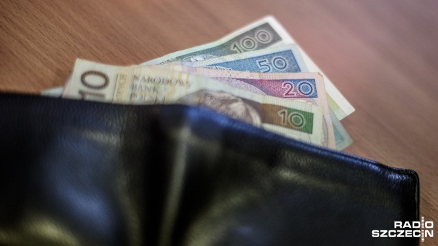 Na blisko 900 miliardów złotych jest zadłużony Skarb Państwa - podało Ministerstwo Finansów. To o prawie osiem proc. więcej niż na początku roku. Według szacunków, przyszłoroczny deficyt budżetowy wyniesie prawie 60 miliardów złotych.