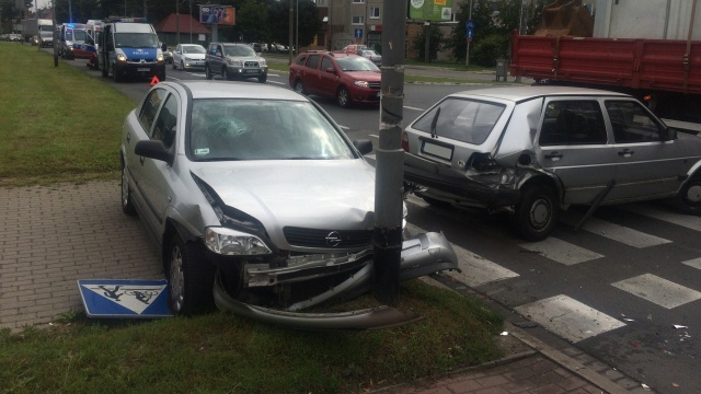 Po wypadku do jakiego doszło przed przejściem dla pieszych obok pętli przy ulicy Kwiatowej zamknięty był prawy pas jezdni.