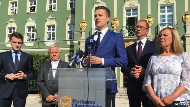 Radni Platformy Obywatelskiej domagają się wyjaśnień w sprawie przyznania kilkudziesięciotysięcznych premii prezesom miejskich spółek. Bulwersuje ich szczególnie nagroda dla Tomasza Lachowicza, który nadzoruje budowę spalarni czy Krystiana Wawrzyniaka z Tramwajów Szczecińskich, które nadzorowały modernizację torów na ulicy Gdańskiej.