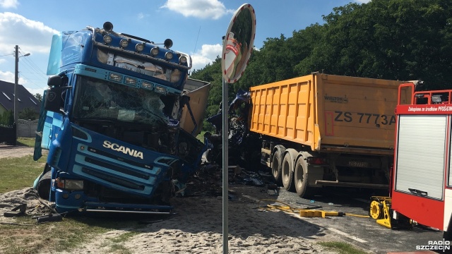 Jedna osoba zginęła, a druga w ciężkim stanie trafiła do szpitala po wypadku w pobliżu wsi Pastuszka pod Gryfinem.