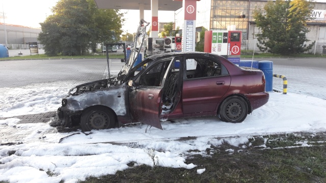 Samochód osobowy spłonął na stacji benzynowej przy ulicy Milczańskiej w Szczecinie - informuje Irena Kornicz z Komendy Wojewódzkiej Policji. Nikomu nic się nie stało. Pożar został już ugaszony.