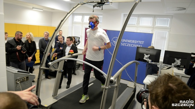 Wybudował w Szczecinie najnowocześniejsze w Polsce centrum badawcze dla sportowców. Teraz nie wiadomo czy będzie dalej nim zarządzał. Prof. Paweł Cięszczyk, który jest kierownikiem projektu w Centrum Badań Strukturalno-Funkcjonalnych Człowieka Uniwersytetu Szczecińskiego w sierpniu kończy kadencję, po ponad pół roku działania ośrodka. Tymczasem uczelnia nie deklaruje przedłużenia umowy prof., na czym zależy partnerom współpracującym z centrum.