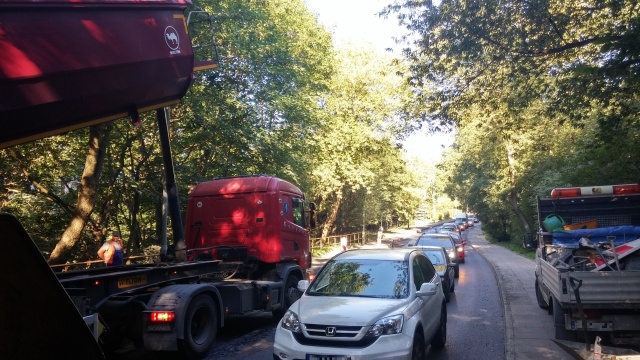Na Chopina, między Wiosny Ludów a Chorzowską spółka Strabag układa nowy asfalt. Na miejscu tworzą się korki.