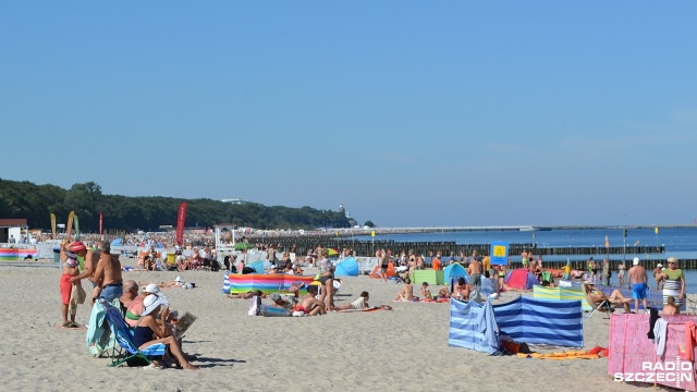 Ostatni weekend wakacji w końcu z upalną pogodą. Turyści wypoczywający nad polskim morzem ruszyli więc tłumnie w kierunku plaż.
