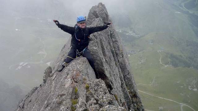 Pierwsze doświadczenia wspinaczkowe zdobywał we włoskich Dolomitach. Dziś ma na swoim koncie trzy europejskie czterotysięczniki w Alpach i wspinaczkę na Mont Blanc. Na co dzień jednak zamiast kombinezonu zakłada sutannę i pełni funkcję kanclerza kurii metropolitalnej w Szczecinie.