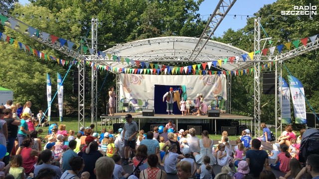 Spektakle dla dzieci, puszczanie baniek, warsztaty teatralne i muzyczne czy wspólne malowanie - to atrakcje festynu rodzinnego, który w sobotę przed południem rozpoczął się na szczecińskiej Różance.